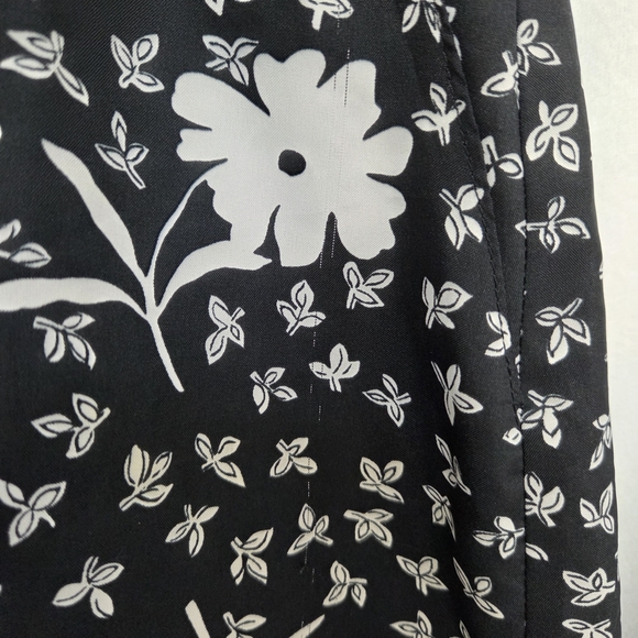 Carriage Court 10 Petite Floral Black and White Women's Skirt With Pockets - Picture 3 of 10